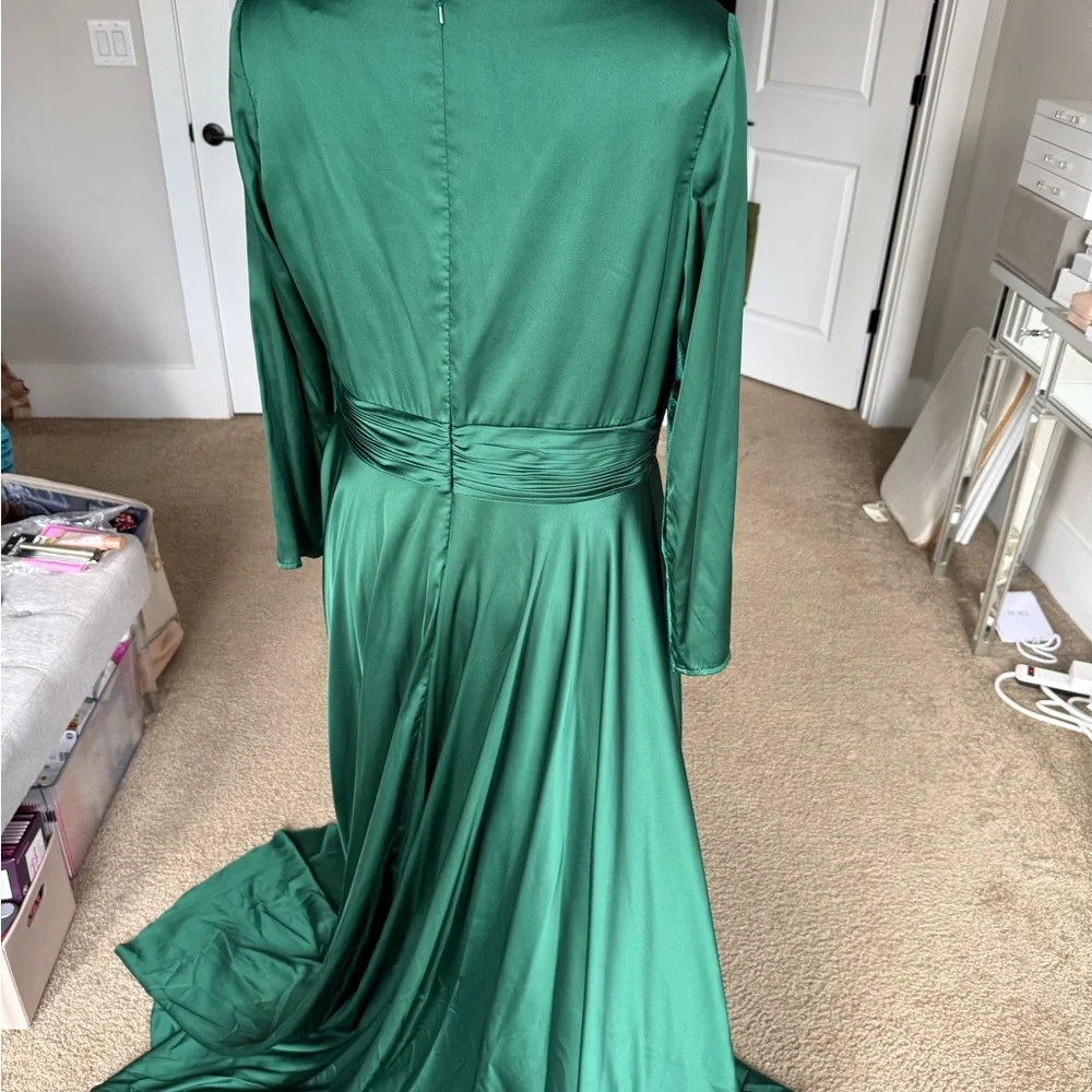 Elegant Green Long Sleeve Evening Gown - Picture 10 of 17